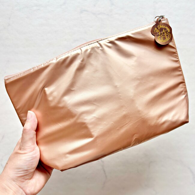 おくすり手帳や処方薬がまるっと入った！コメダ珈琲の「自立する大容量ポーチ」保冷もできて使い勝手バツグン！《購入レビュー》