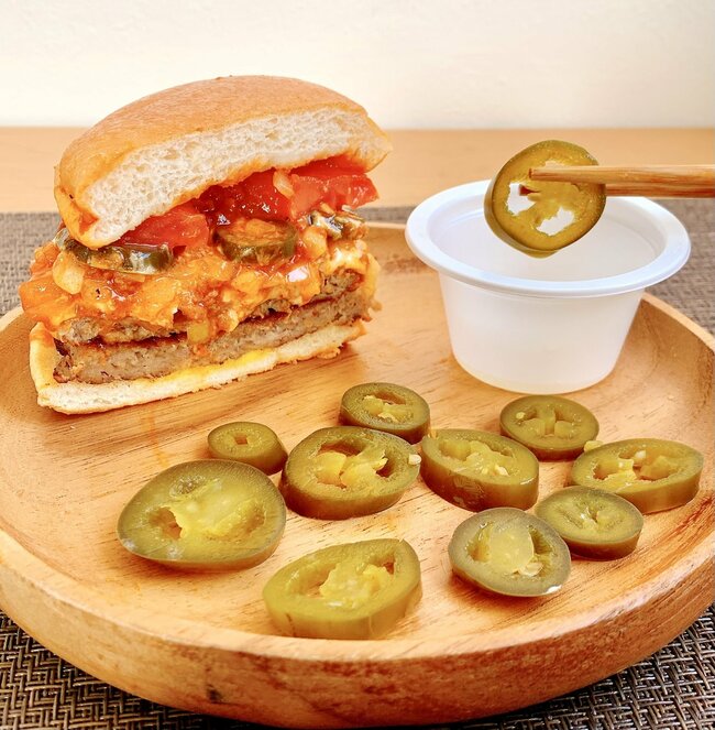 「30回くらい食べたい」モスバーガーの“やりすぎメニュー”厚みと重さがハンパない！「全部乗せ感大好き」「1番好きなメニュー」《実食レビュー》