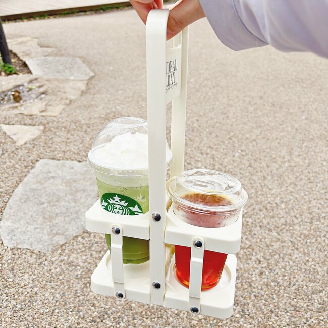 「スタバの店員さんに褒められました」3COINSの“天才ドリンクホルダー”便利すぎて毎日持ち歩きたい！「迷わず購入しました」「これでスタバが楽になります」