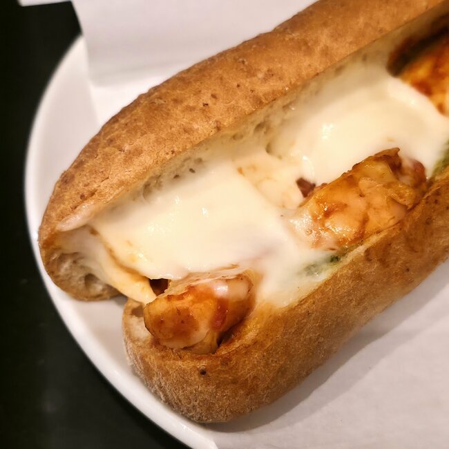 「発売されてもう4個食べてる」「またリピしたい!!」スタバの“絶品ボリュームサンド”何個でも食べられそうなほど美味しい!「出前ピザ食べれなくなるぐらいにうまいな」