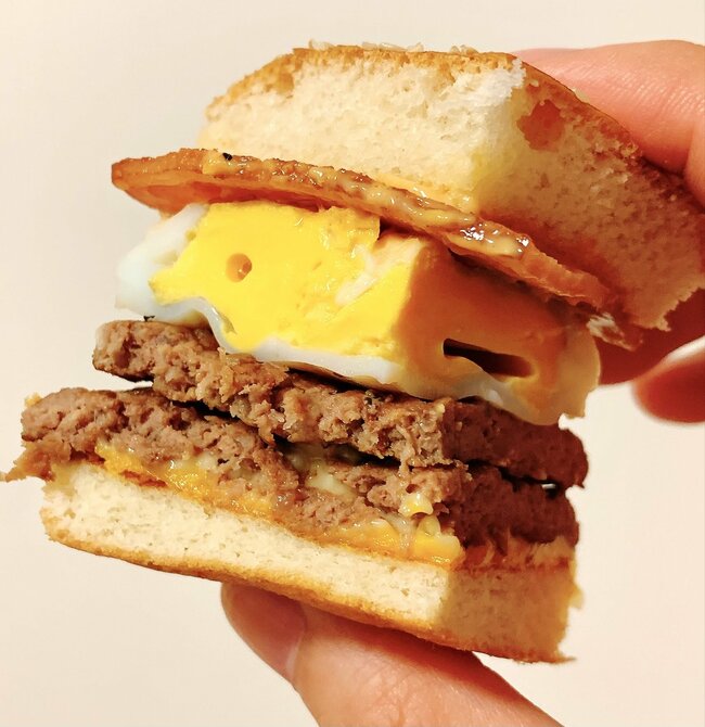 【マック】「ばかウマでした」17時から頼める“やけくそバーガー”肉もチーズも入れすぎだよ!「マジでお昼も食べたい」「満腹になりました」《実食レビュー》