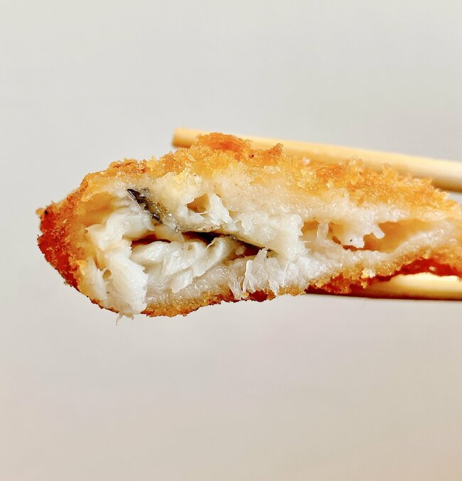おかずの量がヤバイって…！ほっともっとの“ヤケクソどんぶり”お肉と揚げ物がパンパンに盛られてるの！「上京したての学生メシみたい」「ウマー定番にしてほしい」《購入レビュー》