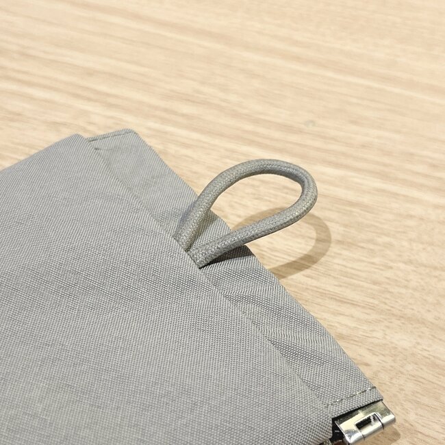 「全色買っちゃいました」無印良品の“かさばらないポーチ”片手でガバッと開いて使いやすい！「家族の分も買いました！」「さっと取り出せて、しまうのも楽」