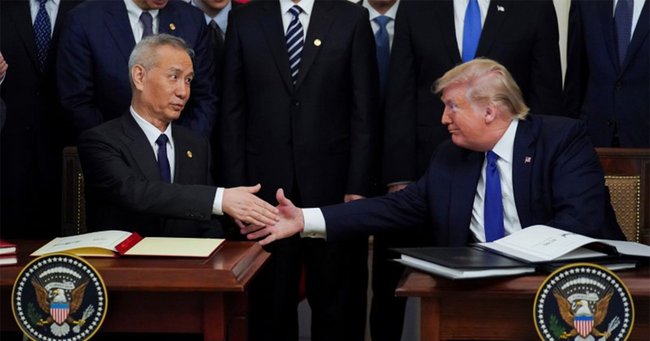握手する中国の劉鶴副首相とトランプ米大統領