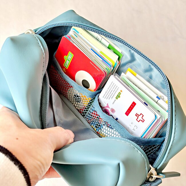 カードや診察券が100枚入った！無印良品の“ポケットたくさんポーチ”通院バッグにもなって天才すぎる！「軽くて疲れない」「毎日愛用しています！」