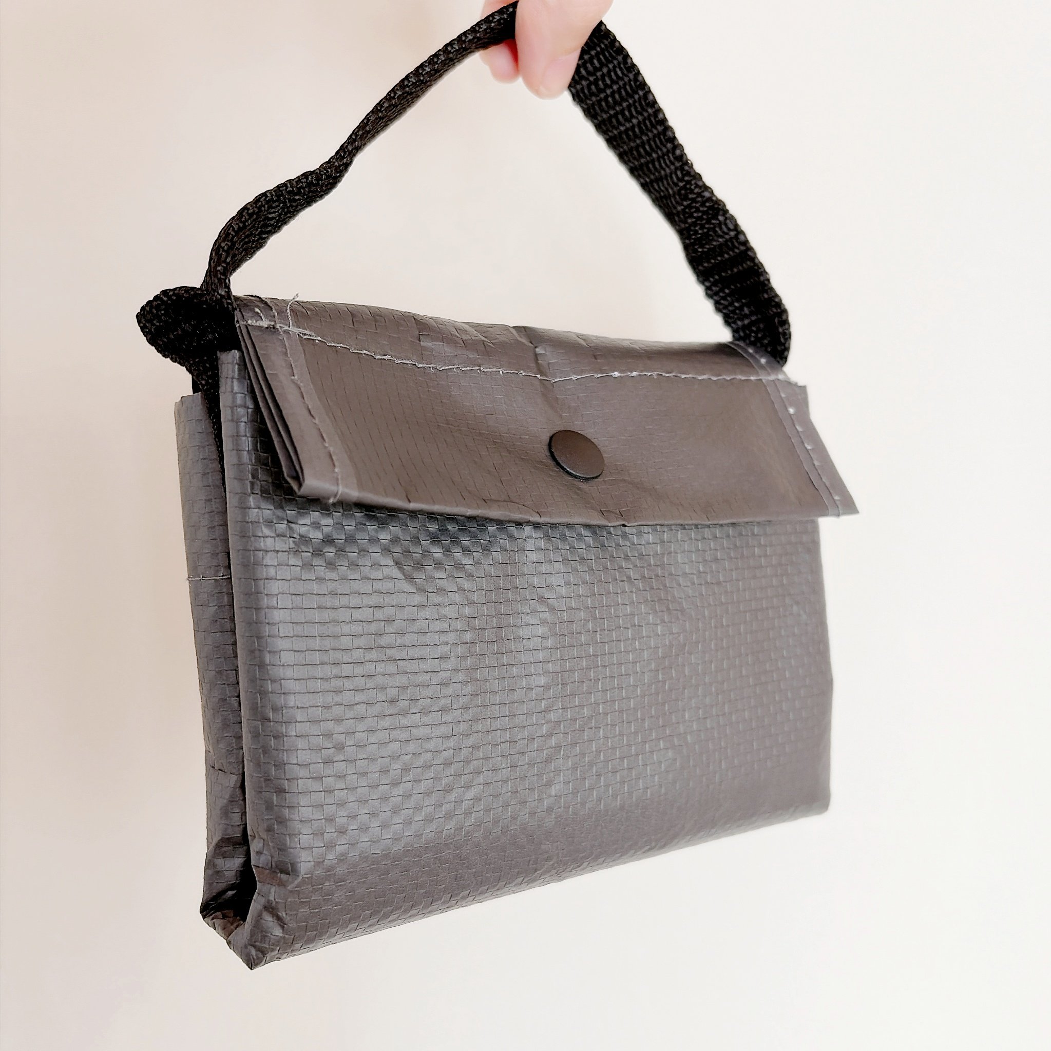 「汚れても大丈夫で、めっちゃ軽い！」ローソンでしか買えない“無印良品のたためるバッグ”が優秀すぎる！「2件目でゲット」「大きさちょうどいい」