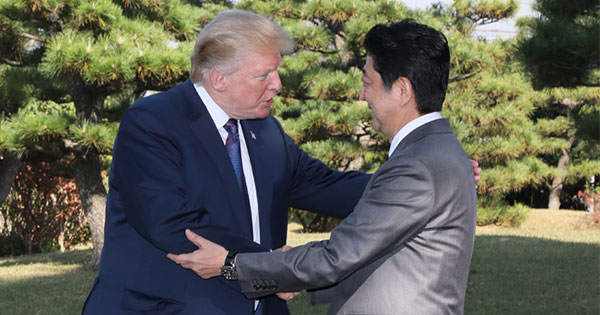 北朝鮮の自制はなぜか、孤立するトランプと「完全に一致」した安倍の危うさ