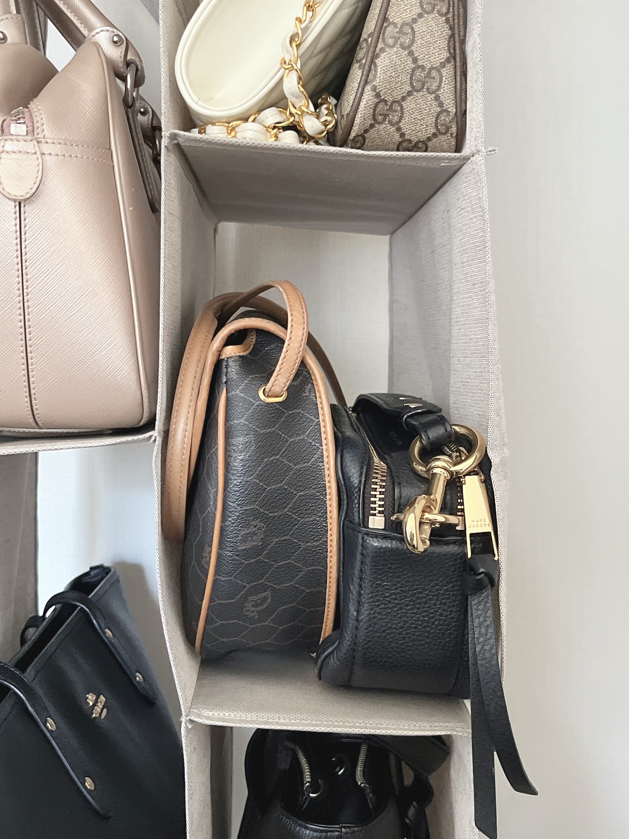 ごちゃごちゃのクローゼットがスッキリ…！ニトリの「浮かせる収納グッズ」が買って大正解だった！