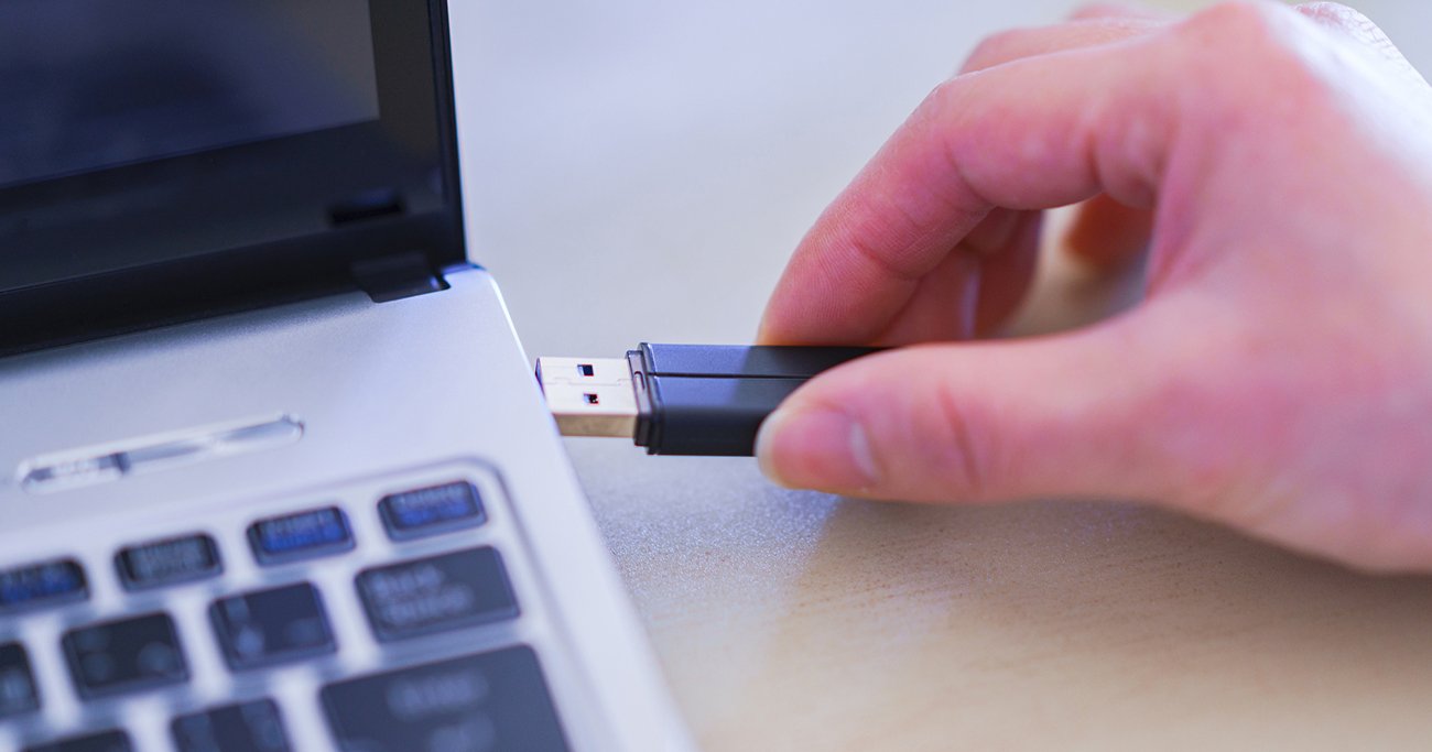 ノートパソコンにUSBメモリを差し込む手