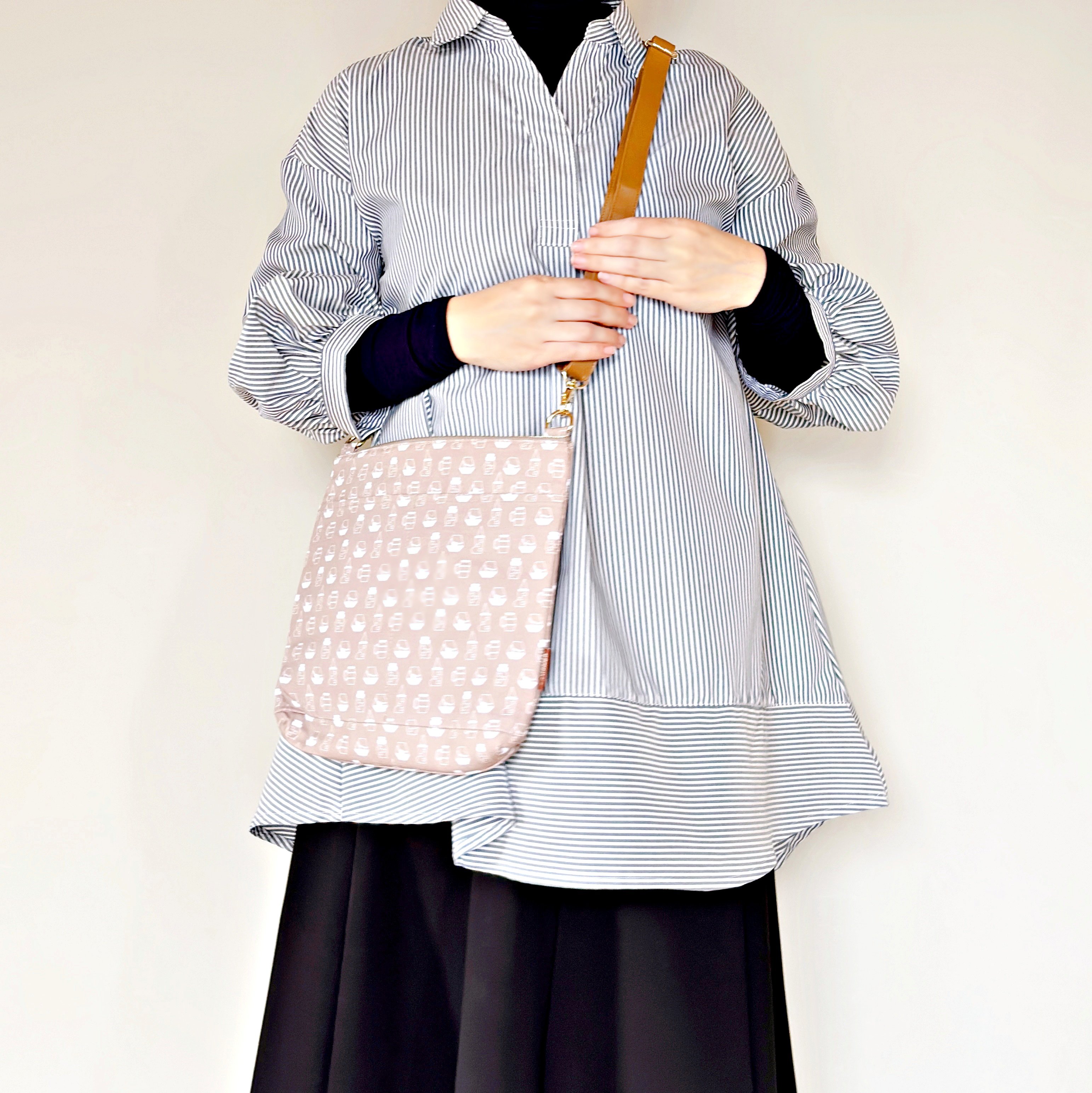 「夏場にいいな」「お散歩に良さそう」コメダ珈琲の“保冷できるポシェット”飲み物を冷たいまま持ち歩けて便利！「ひんやりグッズ入れて歩くのにいいよね」