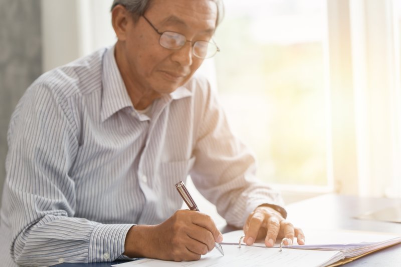75歳以上の人が亡くなったら、「保険手続」は14日以内に!