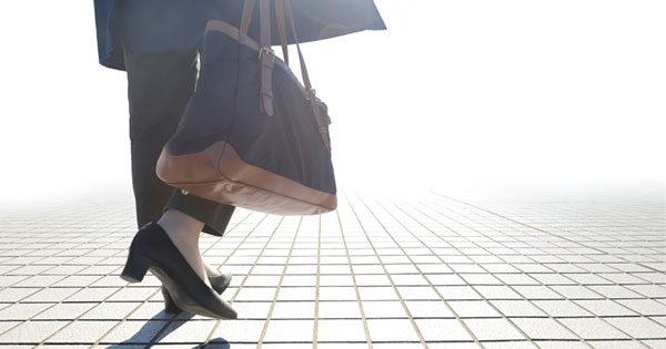 出勤する女性 出勤する女性