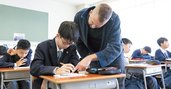 校訓は「ネバー・ダイ〈不堯不屈(ふとうふくつ)〉」やり抜くことを奨励し、才能を引き出す