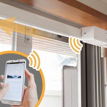 突っ張り棒のように後付けできる、スマホ操作の窓開閉装置