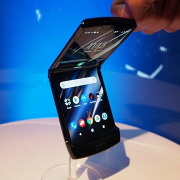モトローラの縦折り式スマホ「razr」の細部を山根博士がチェック！