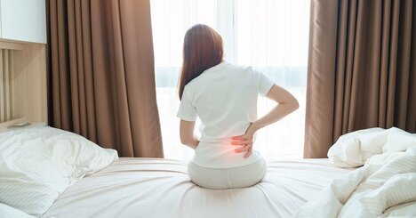 【夜中の目覚めをなくす】あなたの腰痛、マットレスのせいかも…「硬めvs柔らかめ」で後悔しない選び方