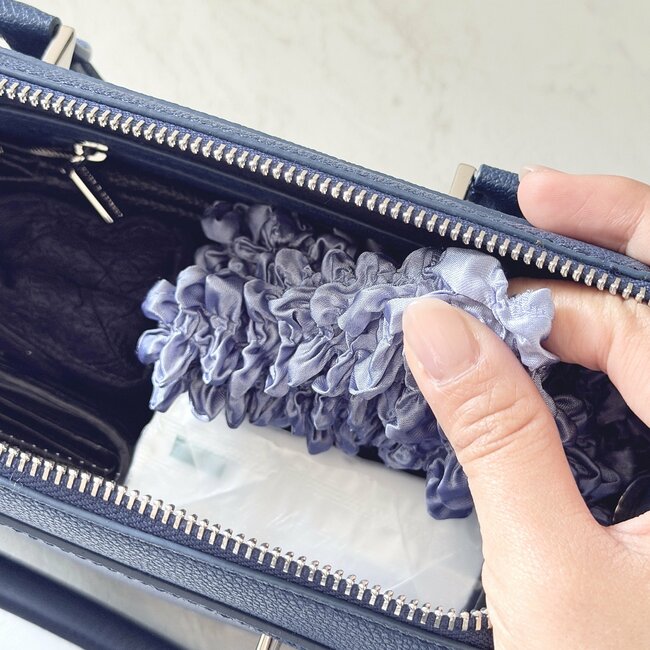 「荷物が入る入る」ダイソー姉妹店の“ビヨーンと伸びるエコバッグ”小さいのに想像以上に入る!「めちゃめちゃ便利」「無造作にカバンに入れられて楽」