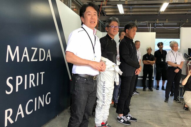 マツダスピリットレーシングのピットで、もてぎ5時間レース決勝後、チーム全員を祝福する毛籠勝弘CEO