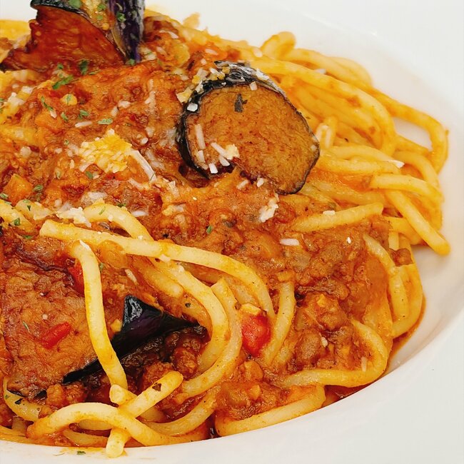 「さすがロイホ」「感激の美味しさ」ロイヤルホストの“平日限定ぜいたくランチ”お肉ごろごろで大満足すぎる！「ザ・洋食！って感じ」「ちゃんと美味しい」《実食レビュー》