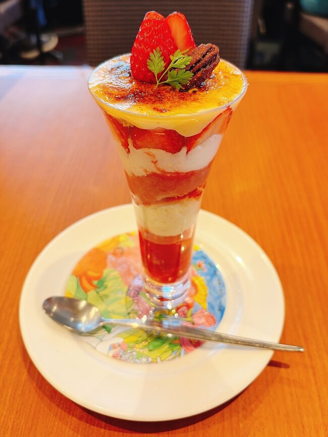 「どこをすくっても驚きの美味しさ」ロイヤルホストの“苺づくしデザート”が幸せの塊すぎる!「美味しすぎて泣きそうになっちゃった」「なんぼでもいけますわ」