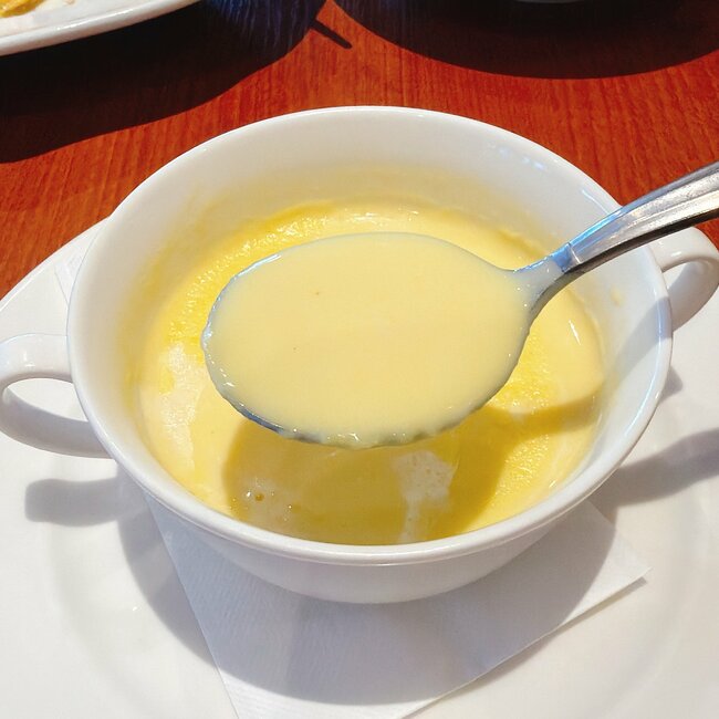 「真似できないウマさ」ロイヤルホストの“ホテルみたいなモーニング”チーズとろっとろで美味しすぎる!「朝から贅沢」「食べ応えあって大満足です」