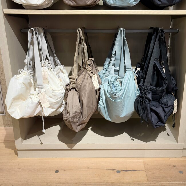 「軽くて驚きました」「2個目を購入」無印良品の“疲れにくいバッグ”1泊分の荷物が入って優秀すぎる！「やっと理想的なのを見つけました！」