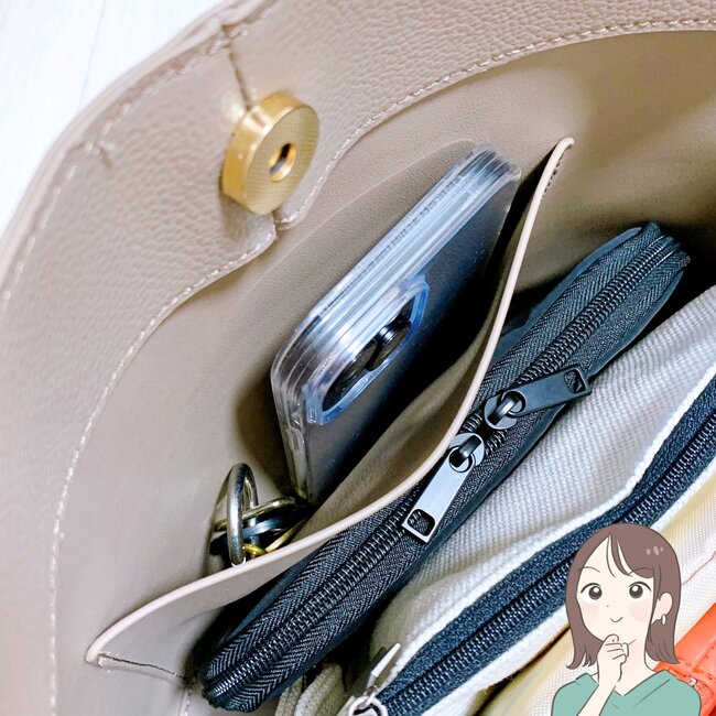 3COINSの「荷物がたっぷり入るショルダーバッグ」ペットボトルを立てて収納できて便利！シンプルだから長く愛用できそうです！《購入レビュー》