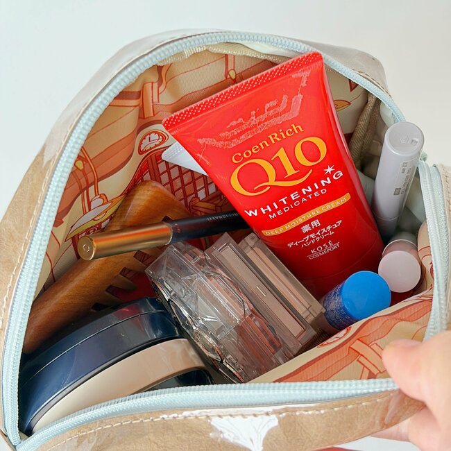 「みんなが絶賛してくれる！」無印良品の“感動ポーチ”理想的すぎて買い足したい！「コンパクトなのにたくさん入る」「バッグの中がキレイになり嬉しい」