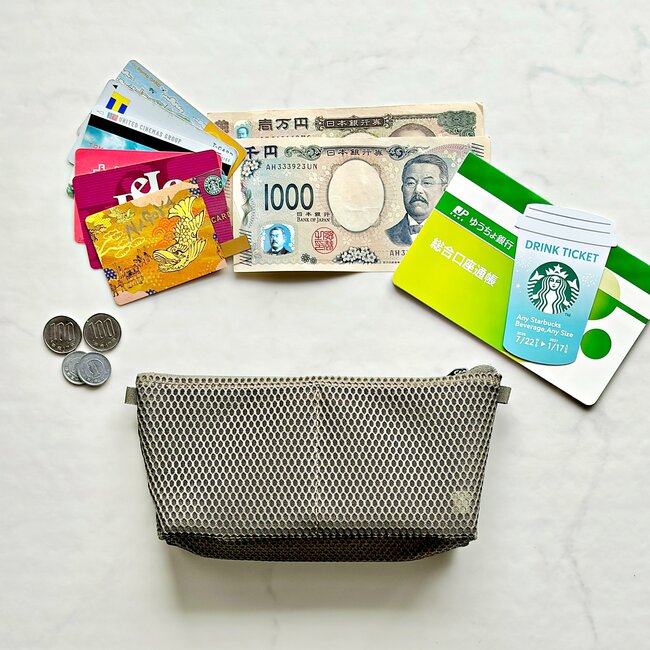 レシートやクーポンが整理しやすい…！無印良品の“お財布がわりになるポーチ”通帳も入って天才すぎる！「鍵や定期入れなどの小物がすっきり」「カードも縦にキチッと入る」《購入レビュー》