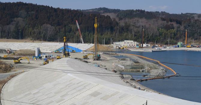 南三陸町の沿岸では、防潮堤の建設が急ピッチで進む