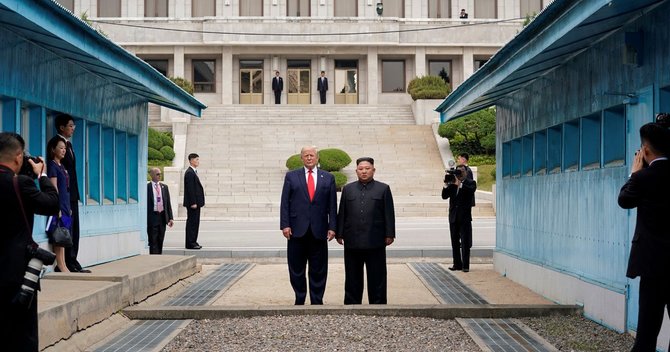 南北軍事境界線上の板門店に並んで立つトランプ米大統領と金正恩朝鮮労働党委員長
