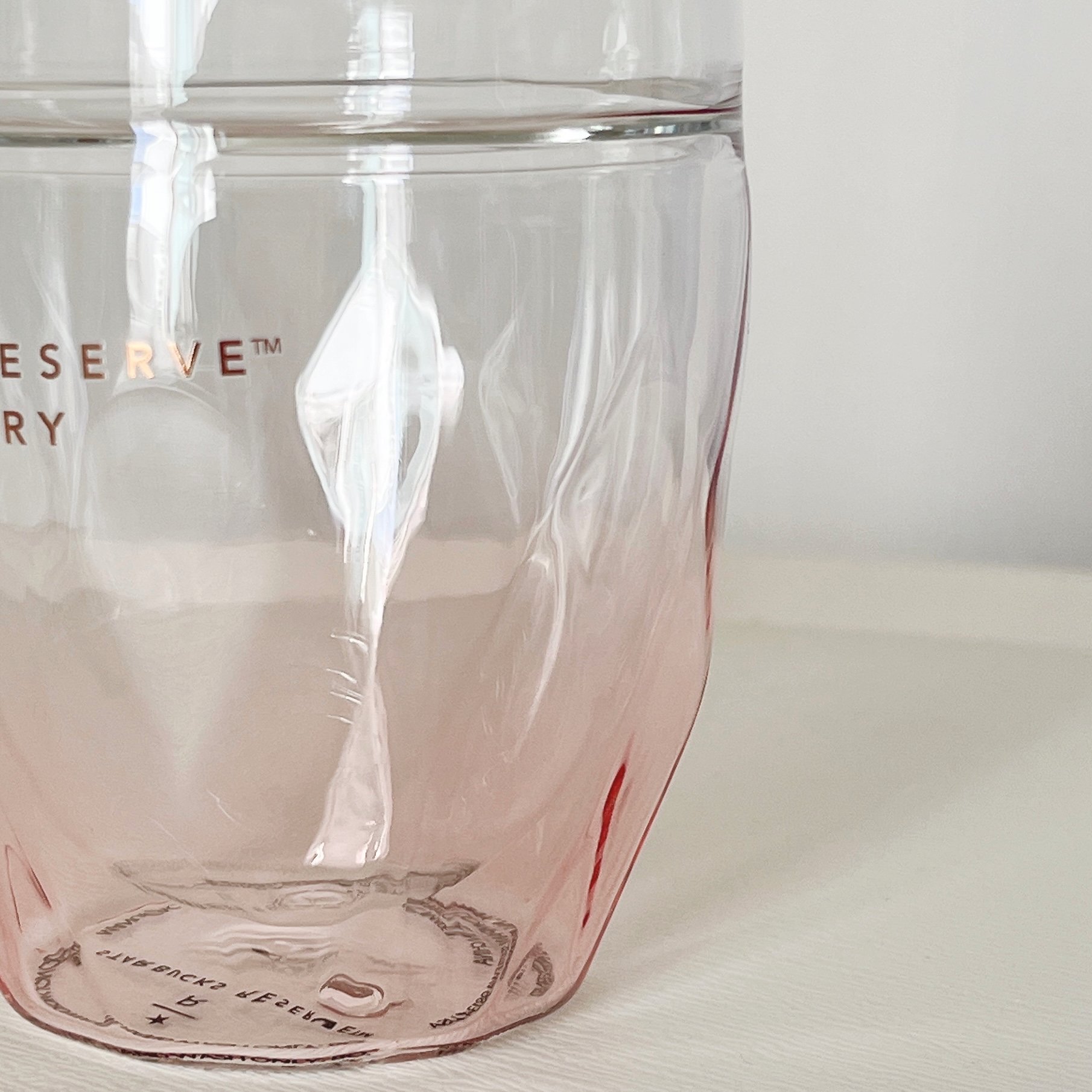 「めちゃくちゃ可愛い」「いつまでも眺めていたい」スターバックスの“高級感たっぷりグラス”デザインが美しくて気分が上がる！「夫婦で使用しています」