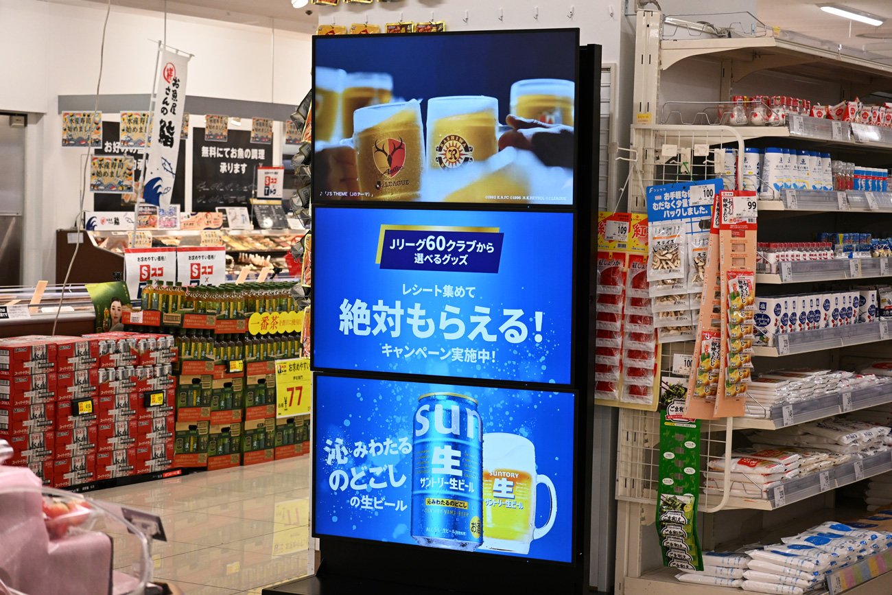 インストアサイネージが、映像と音声で商品の価値を届ける。売り場のPOPや陳列と連動することで、販促効果を高める