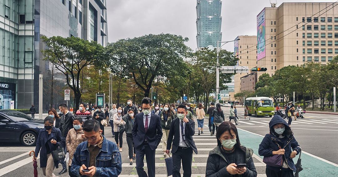 写真：台湾　フェイスマスクを着用した歩行者