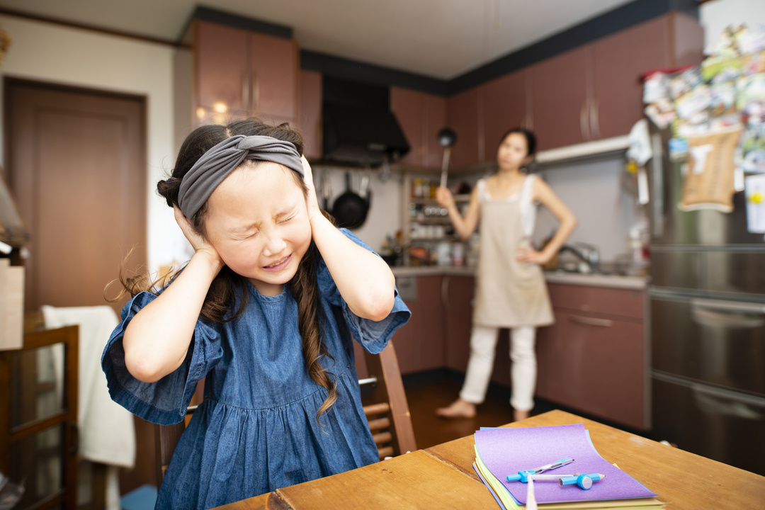 子どもを操作する親<br />子どもと交流する親<br />その「言葉づかい」の違い
