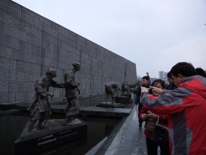 南京大虐殺記念館の傍らで日本のアニメソングを叫ぶ <br />反日の街に生きる「日本大好き」な中国人たちの実像