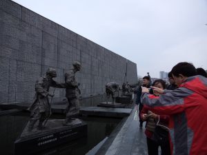 南京大虐殺記念館の傍らで日本のアニメソングを叫ぶ 反日の街に生きる「日本大好き」な中国人たちの実像