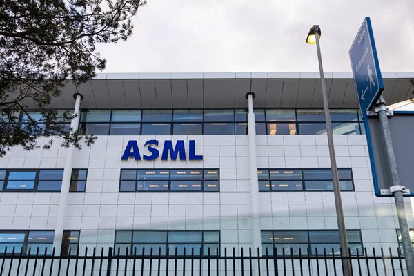 オランダの露光装置メーカーASMLは半導体の微細化をリードする存在だ　