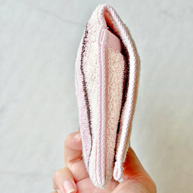 「迷うことなく2色購入」「あっという間に品切れ」3COINSの“ハンカチみたいなポーチ”サニタリーアイテムを目立たずに持ち歩けて大助かり！「もう一つ欲しい」