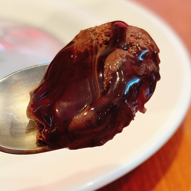 「想像の2倍の大きさ！」ロイヤルホストの“チョコまみれデザート”ほっぺた落ちそうなウマさ！「幸せの具現化…」「どうしてこんな美味いの？」