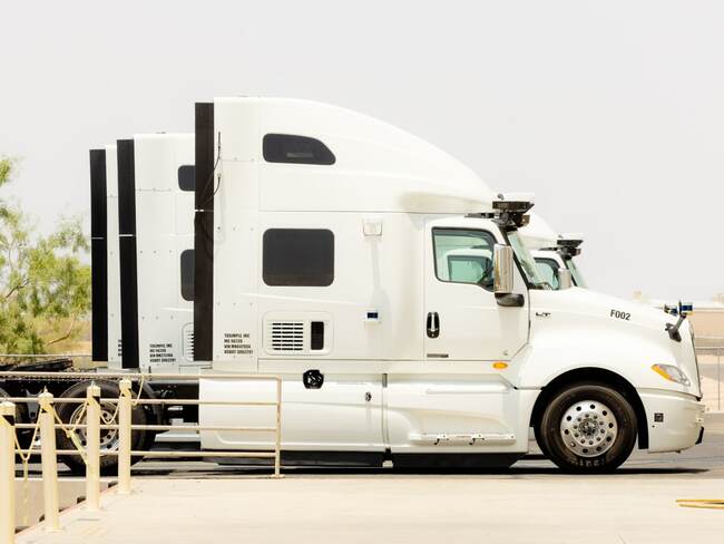 トゥーシンプルのアリゾナ州トゥーソンの施設に置かれた同社の自動運転トラック(2021年)