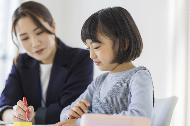 授業を受ける小学生の女の子