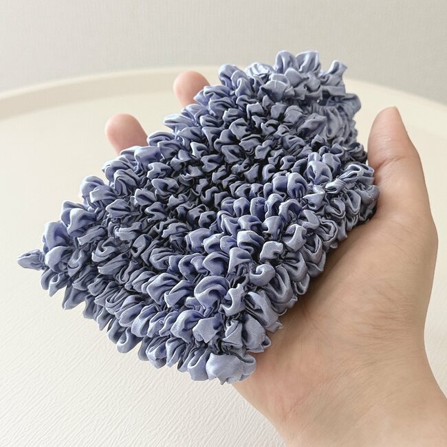 「荷物が入る入る」ダイソー姉妹店の“ビヨーンと伸びるエコバッグ”小さいのに想像以上に入る!「めちゃめちゃ便利」「無造作にカバンに入れられて楽」