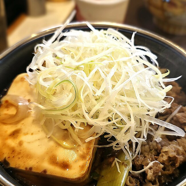 「3食これでいい」「本当においしい！」すき家の“豪快すぎる鍋メニュー”具材がドーンとのってて笑っちゃった！「米が進む」