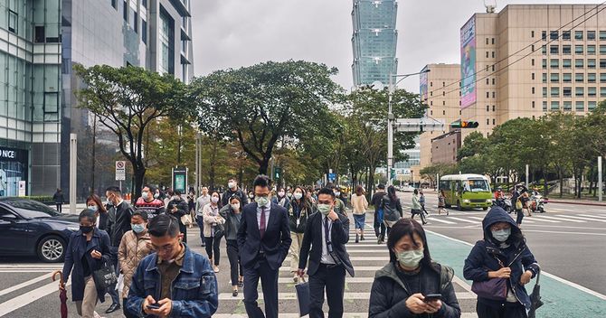 写真:台湾 フェイスマスクを着用した歩行者