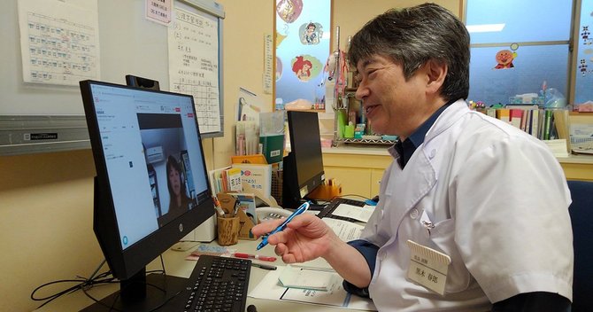 オンライン診療の様子、外房こどもクリニックの黒木春郎理事長