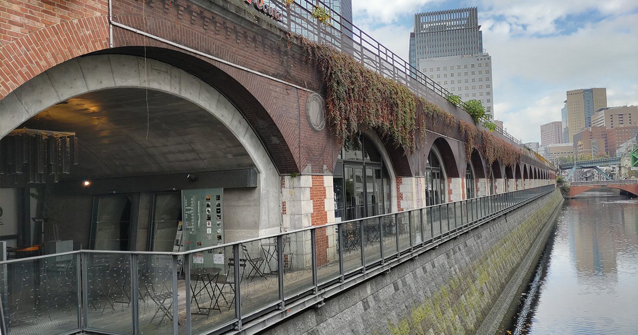 祝・鉄道開業150年！明治から残る「赤レンガ高架橋」下を歩いて感じた温故知新