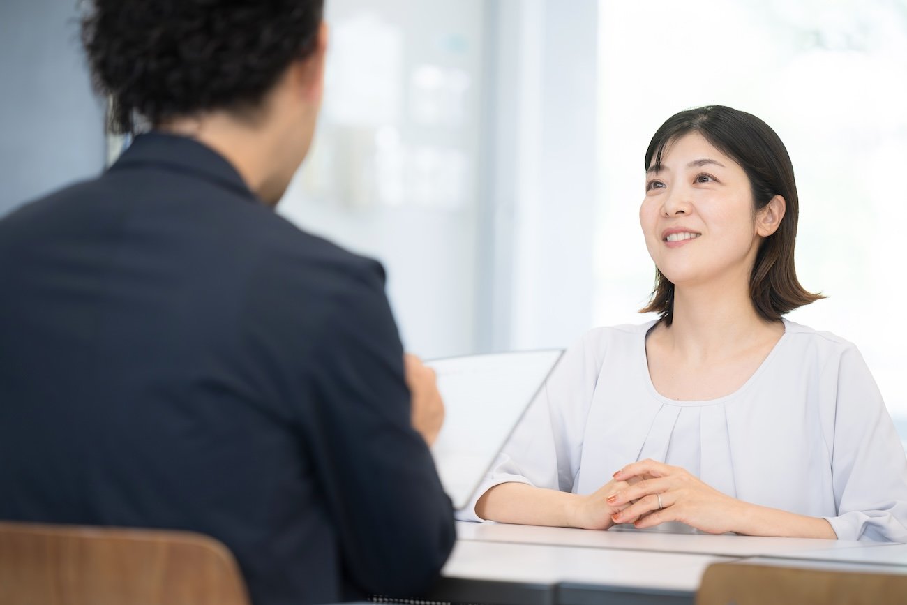 子育てで会社を休みがちな30代の女性。早退、欠勤の多さを理由に上司が退職を促したらパワハラになる?