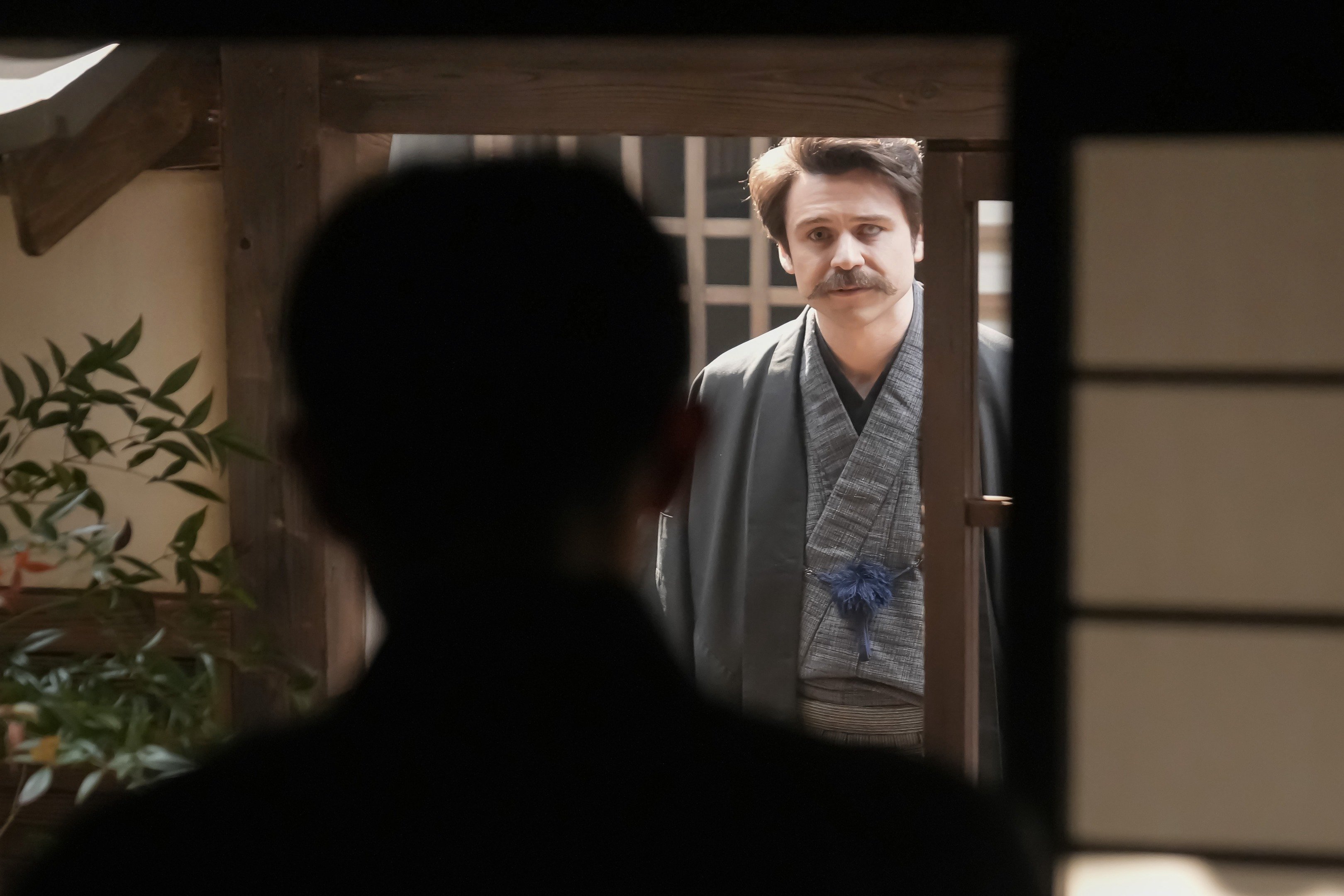 吉沢亮の演技がまるで別人に！氷のような表情で「親友を無視」…何があったの!?〈ばけばけ第112回〉