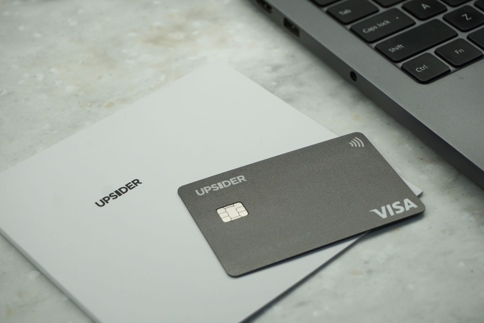 UPSIDERカードのイメージ。実店舗で使えるリアルカードとWeb決済専用のバーチャルカードの2タイプがある。バーチャルカードはウェブから最短10秒程度で発行が可能